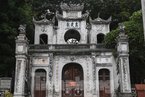 Cửa đền, chùa vắng lặng trong ngày mùng 1
