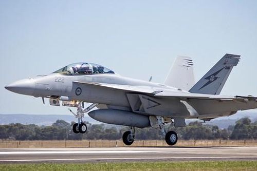 Dù là tiêm kích con cưng của hải quân Mỹ, tương lai của F/A-18 đang rất bấp bênh