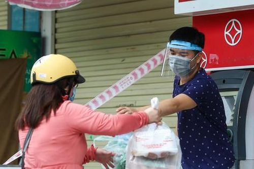 Tòa nhà chung cư Linh Đàm bị phong tỏa, người dân ùn ùn đến tiếp tế lương thực