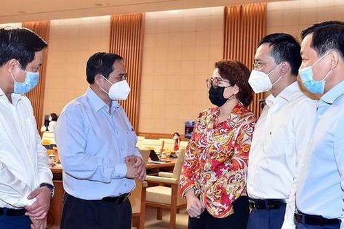 Thủ tướng: Hàng hóa sản xuất ra phải được lưu thông, không ban hành 'giấy phép con'