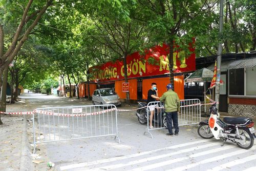 Sáng 8/8: Hà Nội thêm 12 ca mắc mới COVID-19, có 3 ca khám sàng lọc