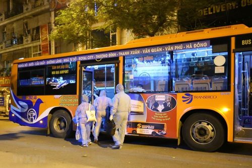Hình ảnh Hà Nội phong tỏa, xét nghiệm với người dân phố Trần Đại Nghĩa
