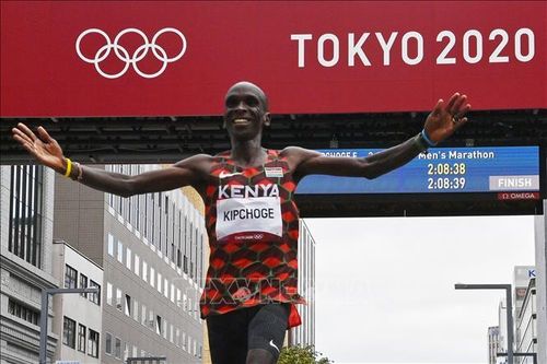 VĐV Eliud Kipchoge của Kenya bảo vệ thành công HCV chạy marathon của nam