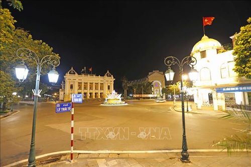 Đêm Hà Nội vắng lặng những ngày giãn cách xã hội