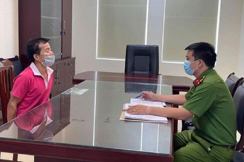 Tạm giữ đối tượng dùng côn tấn công cán bộ ở chốt phòng dịch