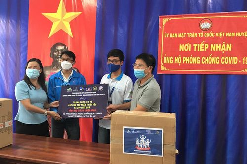 Ban tổ chức chương trình 'San sẻ yêu thương-Gia Lai chung tay đánh bay Covid-19' trao quà tại Krông Pa