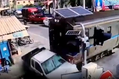 Bán tải băng qua đường ray bất chấp đèn đỏ và cái kết