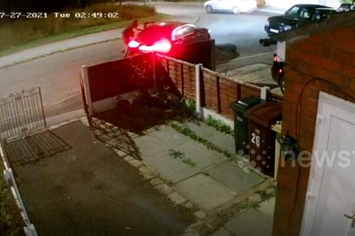 Trộm lấy Mercedes, chở luôn 3 đứa con vọt đi trước mắt ông bố