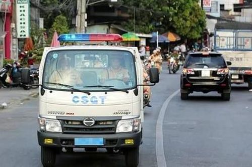 CSGT dùng xe tuần tra chở sản phụ sinh non nguy kịch đến bệnh viện