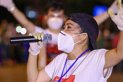 Phương Thanh lấy ghế đá làm sân khấu hát cỗ vũ tinh thần chống dịch