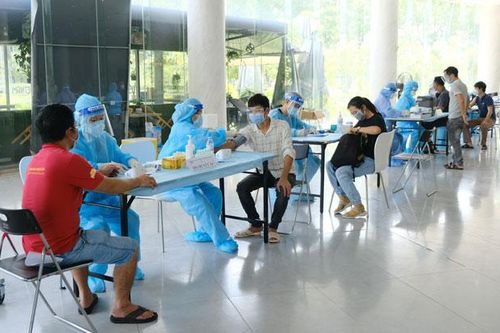 Thành phố Hồ Chí Minh: Tăng cường tiêm vắc xin và chống tin giả về dịch Covid-19