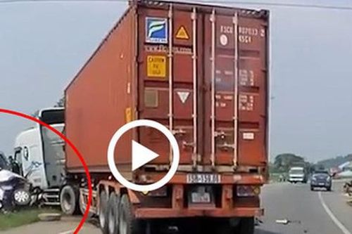 Kinh hoàng khoảnh khắc xe tải đấu đầu container, 2 vợ chồng tử vong thương tâm