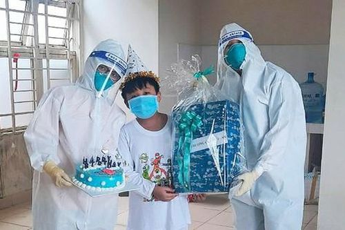 Thư Sài Gòn (số 12): Bánh kem sinh nhật 'siêu nhân 9 tuổi' F0 tại bệnh viện dã chiến