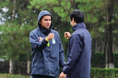 Kiatisak nói 'không' với tuyển Thái Lan, muốn cùng HAGL vô địch V-League
