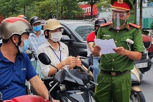 Hà Nội ngày đầu siết chặt giấy đi đường: Nhiều người bị nhắc nhở
