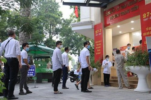 Xếp hàng xin xác nhận giấy đi đường, nhiều người phải ra về vì thiếu giấy tờ