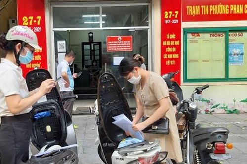 Người dân xếp hàng tại UBND phường xin xác nhận giấy đi đường