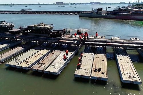 Đoàn tàu chở vũ khí Nga vượt sông bằng cầu phao