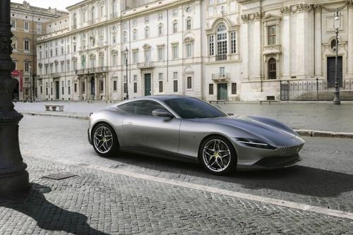 Ferrari Roma bị kẹt trong ngõ hẹp ở Italy
