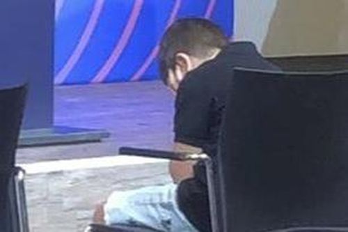 Con trai Messi buồn bã trong buổi họp báo