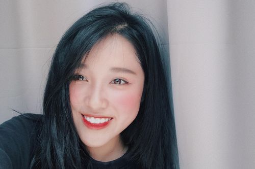 Cô giáo Vật lý bất ngờ nổi tiếng sau buổi livestream dạy học