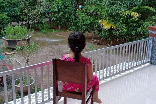 Chiến sĩ công an chỉ dám nhìn con từ xa khi về thăm nhà