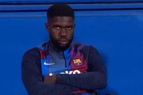 Umtiti bỏ vào phòng thay đồ vì bị CĐV Barca la ó