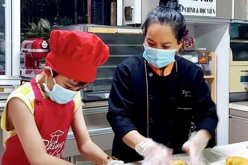 Đầu bếp 11 tuổi làm bánh Trung Thu cho bệnh nhi mắc Covid-19 ở TP.HCM