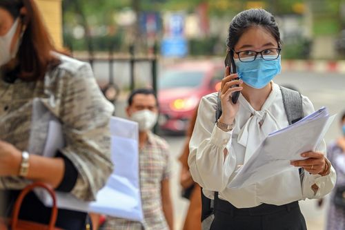 Xếp hàng nhiều giờ vẫn không xin được giấy đi đường ở Hà Nội