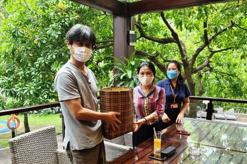 Hỗ trợ người nước ngoài ứng phó với dịch Covid-19 ở phường Quảng An
