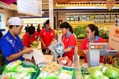 Nhân viên siêu thị ở TP Hồ Chí Minh được 'đặc cách' ra đường làm việc sau 18 giờ