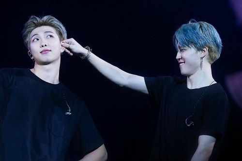 Phì cười khi RM BTS liên tục tố Jimin 'chôm' đồ của anh