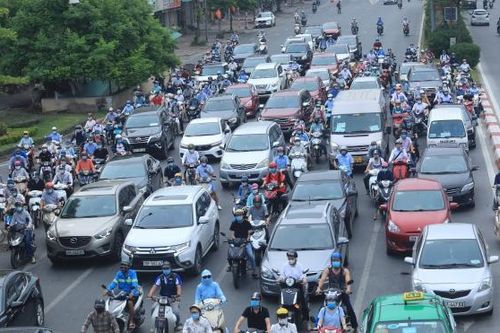 Đường phố Hà Nội đông đúc sáng đầu tuần