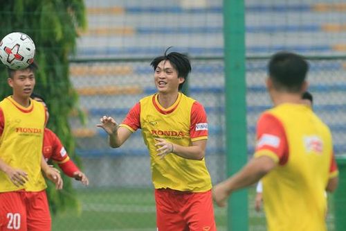 Bóng đá Việt Nam hôm nay: Tiền đạo đội tuyển Việt Nam mong không chấn thương