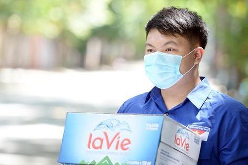 Nam sinh dành tiền dạy thêm mua nước tặng chốt phòng dịch COVID-19