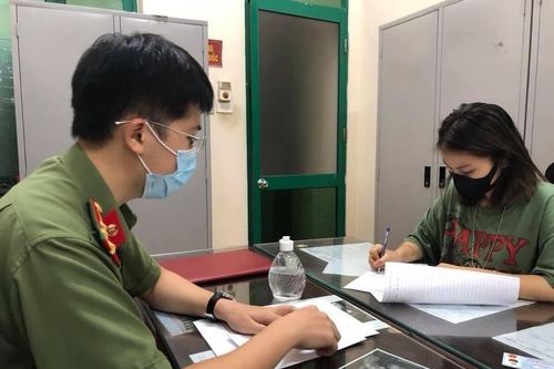 Hà Nội: Phạt 12,5 triệu đồng cô gái khoe cầm thẻ của bố đi chơi phố mùa dịch
