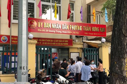 Người dân Hà Nội xếp hàng trước UBND phường xin xác nhận giấy đi đường