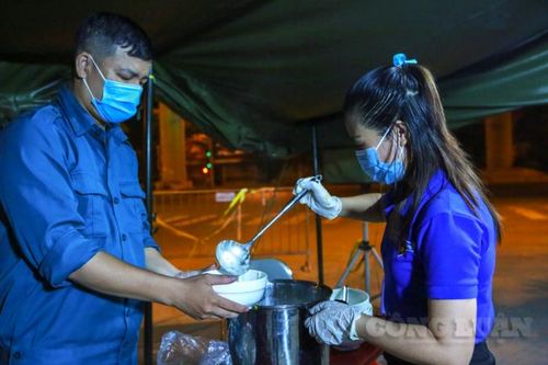 Hà Nội: Ấm lòng những bát cháo đêm của đoàn thanh niên đưa đến các chốt kiểm soát dịch