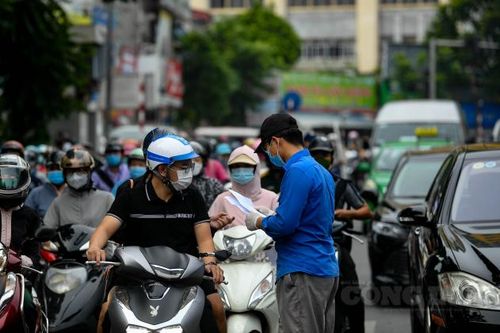 Hà Nội: Siết kiểm tra giấy đi đường, xảy ra ùn ứ tại một số điểm đầu tuần