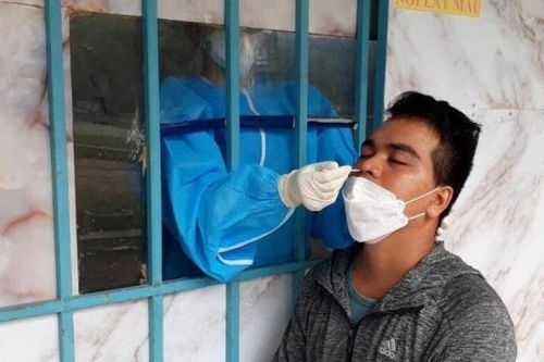 Xét nghiệm COVID-19 lưu động cho lái xe vận chuyển hàng hóa tại Hà Nội và Hải Phòng