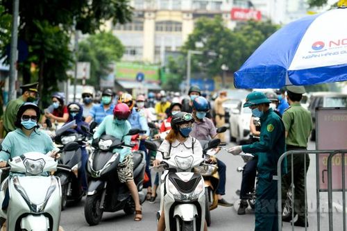 Hà Nội sẽ điều chỉnh việc kiểm tra giấy đi đường phù hợp tránh ùn ứ, tập trung đông người