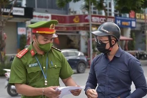 Hà Nội: Chính quyền sẽ phê duyệt giấy đi đường của người dân?