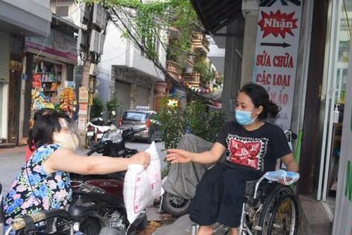 Giúp nhau vượt dịch trên những chiếc xe lăn