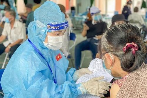 Được tiêm vắc xin miễn phí, công nhân an tâm, người dân vui mừng