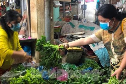 TPHCM: Chợ dân sinh nhiều rau củ, ít thịt cá