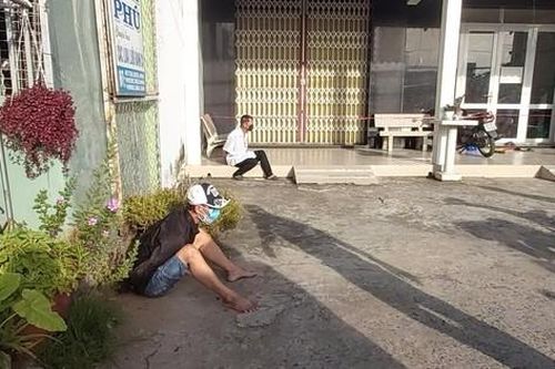 Mua đồ bằng tiền âm phủ rồi giật tiền thật bỏ chạy