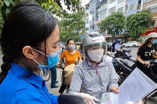 Người dân Hà Nội bất ngờ vì giấy đi đường phải có xác nhận của phường