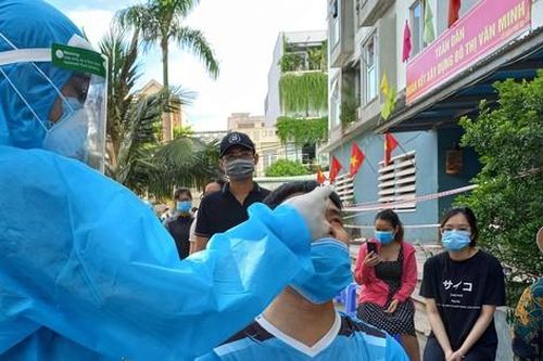 Giáng chức cán bộ tát nữ nhân viên y tế khi lấy mẫu xét nghiệm
