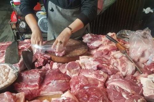 Nhốt tổ công tác phòng dịch để giải vây quầy thịt heo cho vợ