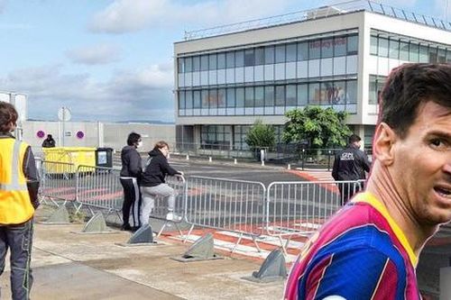 Sân bay lập hàng rào an ninh, Messi sắp hạ cánh xuống Paris?